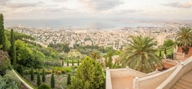 Gün batımında Hayfa Körfezi panoramik manzaralı