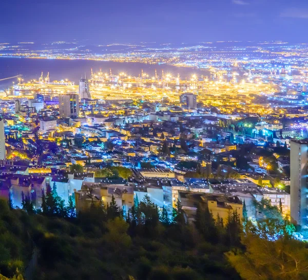 Nachtansicht der Bucht von Haifa und des Hafens — Stockfoto