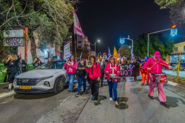 Hayfa, İsrail - 24 Ocak 2026: İnsanlar hükümete karşı bir protesto yürüyüşüne (pembe grup) katılıyor. Hayfa, İsrail