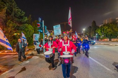 Hayfa, İsrail - 24 Ocak 2026: İnsanlar hükümete karşı bir protesto yürüyüşüne (pembe grup) katılıyor. Hayfa, İsrail