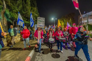 Hayfa, İsrail - 24 Ocak 2026: İnsanlar hükümete karşı bir protesto yürüyüşüne (pembe grup) katılıyor. Hayfa, İsrail