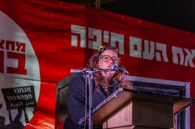 Hayfa, İsrail - 24 Ocak 2026: Protesto lideri Gali Eshet Bazak, hükümete karşı düzenlenen bir protesto mitinginde kalabalığa konuştu. Hayfa, İsrail