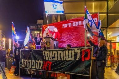 Hayfa, İsrail - 31 Ocak 2026: Çeşitli tabela ve bayraklara sahip bir kalabalık hükümete karşı düzenlenen bir protesto mitingine katıldı. Hayfa, İsrail