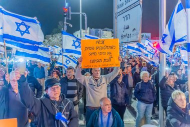 Hayfa, İsrail - 31 Ocak 2026: Çeşitli tabela ve bayraklara sahip bir kalabalık hükümete karşı düzenlenen bir protesto mitingine katıldı. Hayfa, İsrail