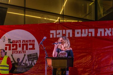 Hayfa, İsrail - 31 Ocak 2026: Protesto lideri Rotem Perelman - Farhi, hükümete karşı düzenlenen bir protesto mitinginde kalabalığa sesleniyor. Hayfa, İsrail