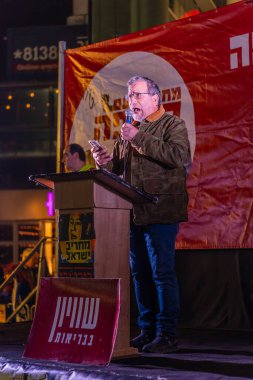 Hayfa, İsrail - 31 Ocak 2026: Albay (ret) Micha Regev, hükümete karşı düzenlenen bir protesto mitinginde kalabalığa seslendi. Hayfa, İsrail