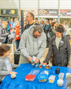 Hayfa, İsrail - 30 Ocak 2026: Boaz Zalmanovich, kalan son rehinenin dönüşünden sonra son rehine destek toplantısının bir parçası olan bir anıt mum yaktı. Hayfa, İsrail