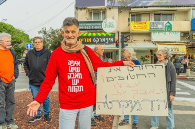 Hayfa, İsrail - 30 Ocak 2026: Rehine destek vardiyasına katılanlar, kalan son rehinenin dönüşünden sonra son bir direniş gösterdiler. Hayfa, İsrail