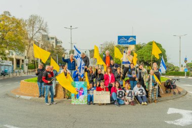 Hayfa, İsrail - 30 Ocak 2026: Rehine destek vardiyasına katılanlar, kalan son rehinenin dönüşünden sonra son bir direniş gösterdiler. Hayfa, İsrail