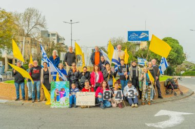 Hayfa, İsrail - 30 Ocak 2026: Rehine destek vardiyasına katılanlar, kalan son rehinenin dönüşünden sonra son bir direniş gösterdiler. Hayfa, İsrail