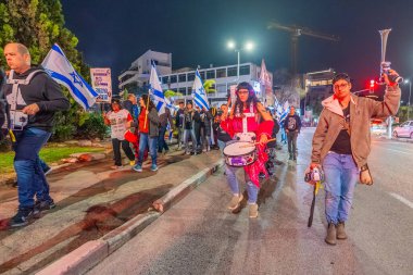 Hayfa, İsrail - 31 Ocak 2026: İnsanlar hükümete karşı bir protesto yürüyüşüne (pembe grup) katılıyor. Hayfa, İsrail