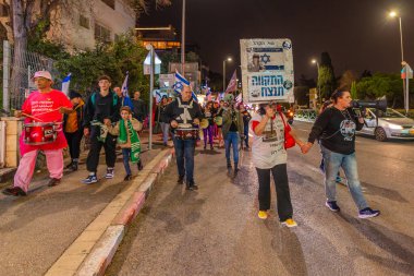 Hayfa, İsrail - 31 Ocak 2026: Çeşitli tabelaları ve bayrakları olan insanlar hükümete karşı düzenlenen bir protesto mitingine katıldılar. Hayfa, İsrail