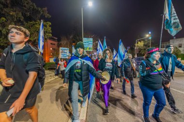 Hayfa, İsrail - 31 Ocak 2026: Çeşitli tabelaları ve bayrakları olan insanlar hükümete karşı düzenlenen bir protesto mitingine katıldılar. Hayfa, İsrail