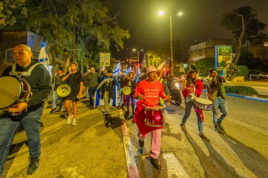 Hayfa, İsrail - 31 Ocak 2026: İnsanlar hükümete karşı bir protesto yürüyüşüne (pembe grup) katılıyor. Hayfa, İsrail