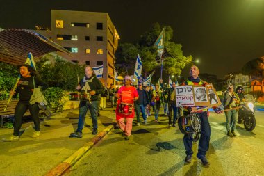 Hayfa, İsrail - 31 Ocak 2026: İnsanlar hükümete karşı bir protesto yürüyüşüne (pembe grup) katılıyor. Hayfa, İsrail