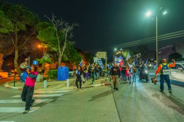 Hayfa, İsrail - 31 Ocak 2026: İnsanlar hükümete karşı bir protesto yürüyüşüne (pembe grup) katılıyor. Hayfa, İsrail