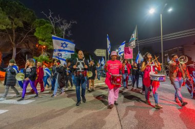 Hayfa, İsrail - 31 Ocak 2026: İnsanlar hükümete karşı bir protesto yürüyüşüne (pembe grup) katılıyor. Hayfa, İsrail