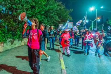 Hayfa, İsrail - 31 Ocak 2026: İnsanlar hükümete karşı bir protesto yürüyüşüne (pembe grup) katılıyor. Hayfa, İsrail