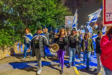 Hayfa, İsrail - 31 Ocak 2026: Çeşitli tabelaları ve bayrakları olan insanlar hükümete karşı düzenlenen bir protesto mitingine katıldılar. Hayfa, İsrail