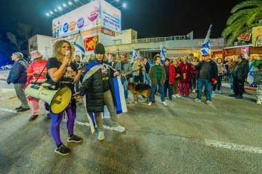 Hayfa, İsrail - 31 Ocak 2026: Protesto lideri Rotem Perelman - Farhi, hükümete karşı düzenlenen bir protesto mitinginde kalabalığa sesleniyor. Hayfa, İsrail