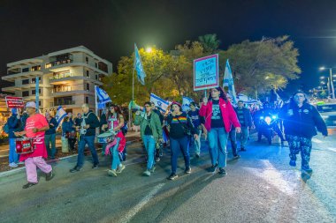 Hayfa, İsrail - 31 Ocak 2026: İnsanlar hükümete karşı bir protesto yürüyüşüne (pembe grup) katılıyor. Hayfa, İsrail