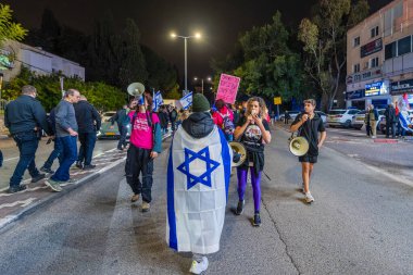 Hayfa, İsrail - 31 Ocak 2026: İnsanlar hükümete karşı bir protesto yürüyüşüne (pembe grup) katılıyor. Hayfa, İsrail