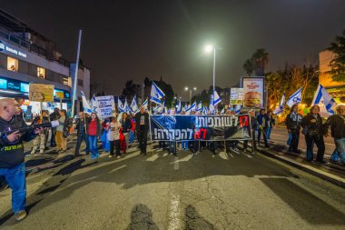 Hayfa, İsrail - 31 Ocak 2026: Çeşitli tabelaları ve bayrakları olan insanlar hükümete karşı düzenlenen bir protesto mitingine katıldılar. Hayfa, İsrail