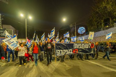 Hayfa, İsrail - 31 Ocak 2026: Çeşitli tabelaları ve bayrakları olan insanlar hükümete karşı düzenlenen bir protesto mitingine katıldılar. Hayfa, İsrail