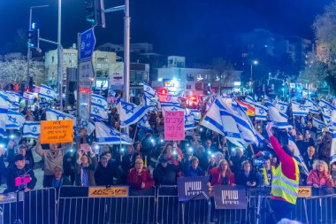 Hayfa, İsrail - 31 Ocak 2026: Çeşitli tabela ve bayraklara sahip bir kalabalık hükümete karşı düzenlenen bir protesto mitingine katıldı. Hayfa, İsrail