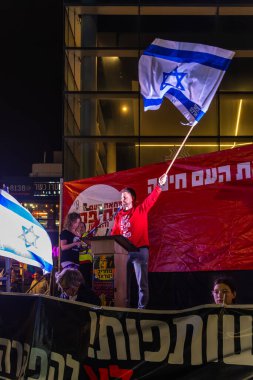 Hayfa, İsrail - 31 Ocak 2026: Çeşitli tabela ve bayraklara sahip bir kalabalık hükümete karşı düzenlenen bir protesto mitingine katıldı. Hayfa, İsrail