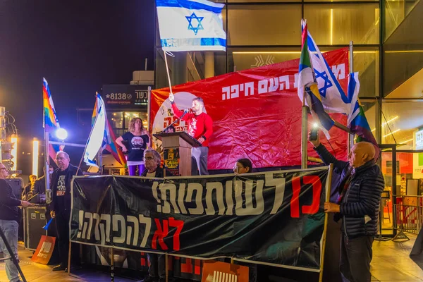 Hayfa, İsrail - 31 Ocak 2026: Çeşitli tabela ve bayraklara sahip bir kalabalık hükümete karşı düzenlenen bir protesto mitingine katıldı. Hayfa, İsrail