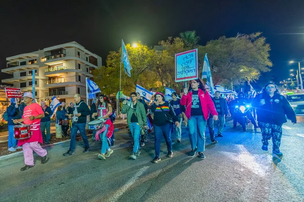 Hayfa, İsrail - 31 Ocak 2026: İnsanlar hükümete karşı bir protesto yürüyüşüne (pembe grup) katılıyor. Hayfa, İsrail