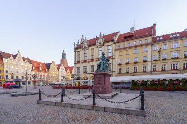 Wroclaw, Polonya - 19 Eylül 2025: Wroclaw, Lower Silesia, Polonya 'da Alexander Fredro Anıtı ve ziyaretçileri ile Eski Şehir Meydanı' nın gündoğumu