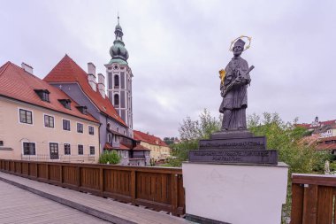 Cesky Krumlov, Çek Cumhuriyeti - 28 Eylül 2025: Çek Cumhuriyeti 'nin Güney Bohemya Bölgesi' nin Cesky Krumlov kasabasındaki Lazebnicky Köprüsü 'nün gündoğumu