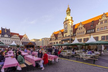 Leipzig, Almanya - 29 Eylül 2025: Marktplatz 'da yerel pazar, Old Town Hall, yerel halk ve ziyaretçiler Leipzig, Saksonya, Almanya