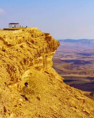 Güney İsrail 'in Negev Çölü' ndeki Makhtesh (krater) Ramon manzarası. Büyük bir erozyon sirkinin jeolojik bir alanı.