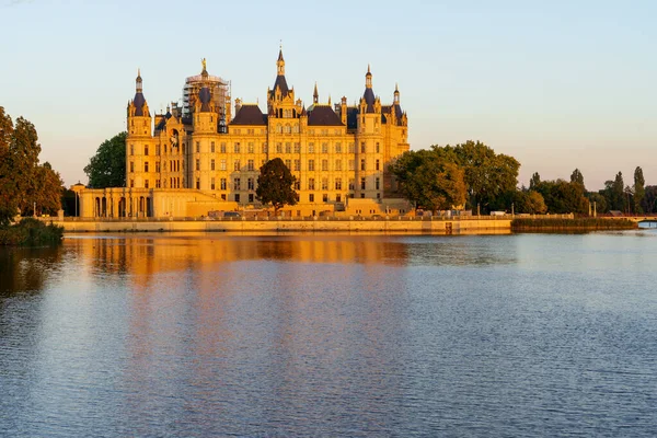 Schwerin Kalesi 'nin günbatımı manzarası, 19. yüzyıl Schwerin, Mecklenburg-Vorpommern, kuzeydoğu Almanya