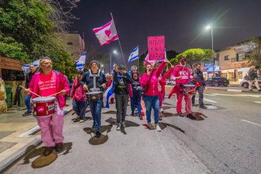 Hayfa, İsrail - 07 Şubat 2026: İnsanlar hükümete karşı bir protesto yürüyüşüne (pembe grup) katılıyor. Hayfa, İsrail