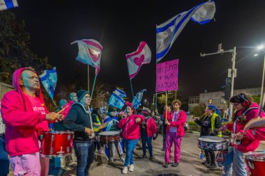 Hayfa, İsrail - 07 Şubat 2026: İnsanlar hükümete karşı bir protesto yürüyüşüne (pembe grup) katılıyor. Hayfa, İsrail