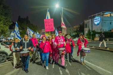 Hayfa, İsrail - 07 Şubat 2026: İnsanlar hükümete karşı bir protesto yürüyüşüne (pembe grup) katılıyor. Hayfa, İsrail