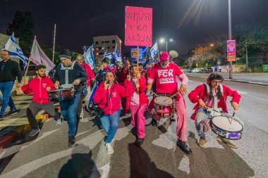 Hayfa, İsrail - 07 Şubat 2026: İnsanlar hükümete karşı bir protesto yürüyüşüne (pembe grup) katılıyor. Hayfa, İsrail