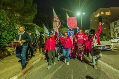 Hayfa, İsrail - 07 Şubat 2026: İnsanlar hükümete karşı bir protesto yürüyüşüne (pembe grup) katılıyor. Hayfa, İsrail