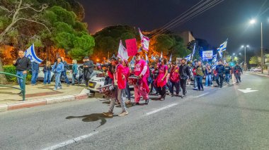 Hayfa, İsrail - 07 Şubat 2026: İnsanlar hükümete karşı bir protesto yürüyüşüne (pembe grup) katılıyor. Hayfa, İsrail