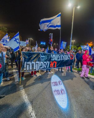 Hayfa, İsrail - 07 Şubat 2026: Çeşitli tabelaları ve bayrakları olan insanlar hükümete karşı düzenlenen bir protesto mitingine katıldılar. Hayfa, İsrail