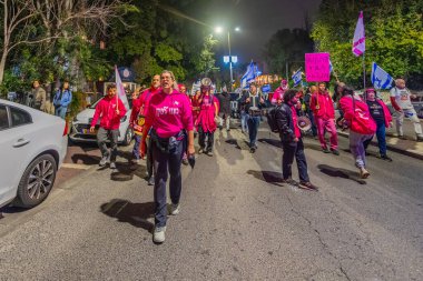 Hayfa, İsrail - 07 Şubat 2026: İnsanlar hükümete karşı bir protesto yürüyüşüne (pembe grup) katılıyor. Hayfa, İsrail