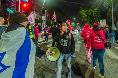 Hayfa, İsrail - 07 Şubat 2026: Çeşitli tabelaları ve bayrakları olan insanlar hükümete karşı düzenlenen bir protesto mitingine katıldılar. Hayfa, İsrail
