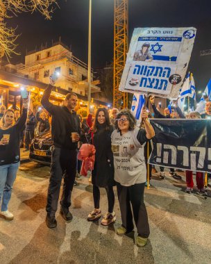 Hayfa, İsrail - 07 Şubat 2026: Çeşitli tabelaları ve bayrakları olan insanlar hükümete karşı düzenlenen bir protesto mitingine katıldılar. Hayfa, İsrail