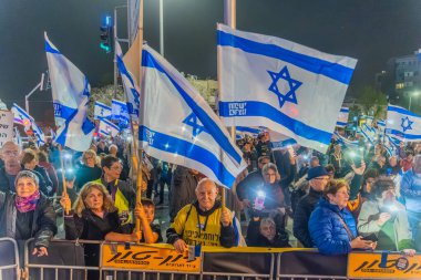 Hayfa, İsrail - 07 Şubat 2026: Çeşitli tabela ve bayraklara sahip bir kalabalık hükümete karşı düzenlenen bir protesto mitingine katıldı. Hayfa, İsrail