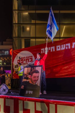 Hayfa, İsrail - 07 Şubat 2026: Çeşitli tabela ve bayraklara sahip bir kalabalık hükümete karşı düzenlenen bir protesto mitingine katıldı. Hayfa, İsrail