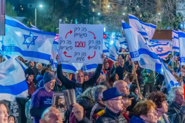 Hayfa, İsrail - 07 Şubat 2026: Çeşitli tabela ve bayraklara sahip bir kalabalık hükümete karşı düzenlenen bir protesto mitingine katıldı. Hayfa, İsrail